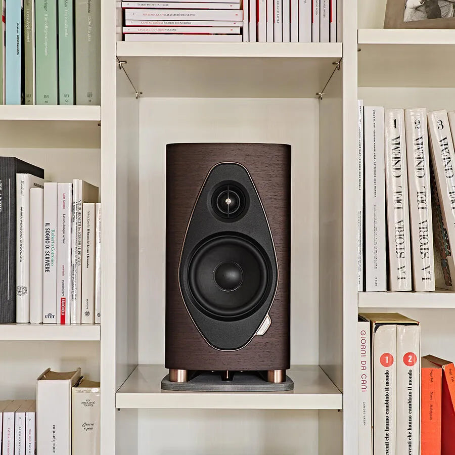 Sonus Faber SONETTO I G2, lentyninė garso kolonėlė - garsiakalbis su knygomis lentynoje