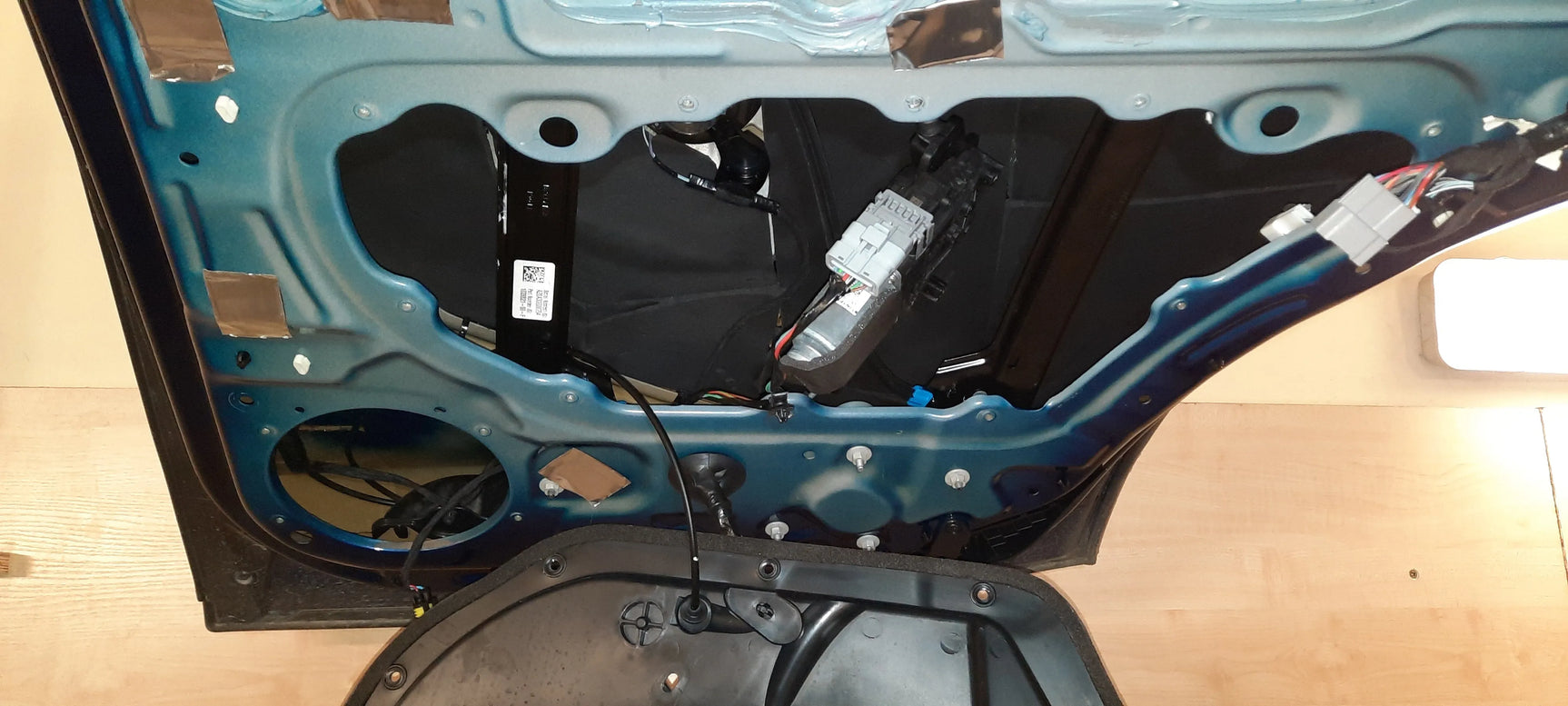 Tesla Model X Pilna garso izoliacija - Durų vidus su laidais ir jungtimis