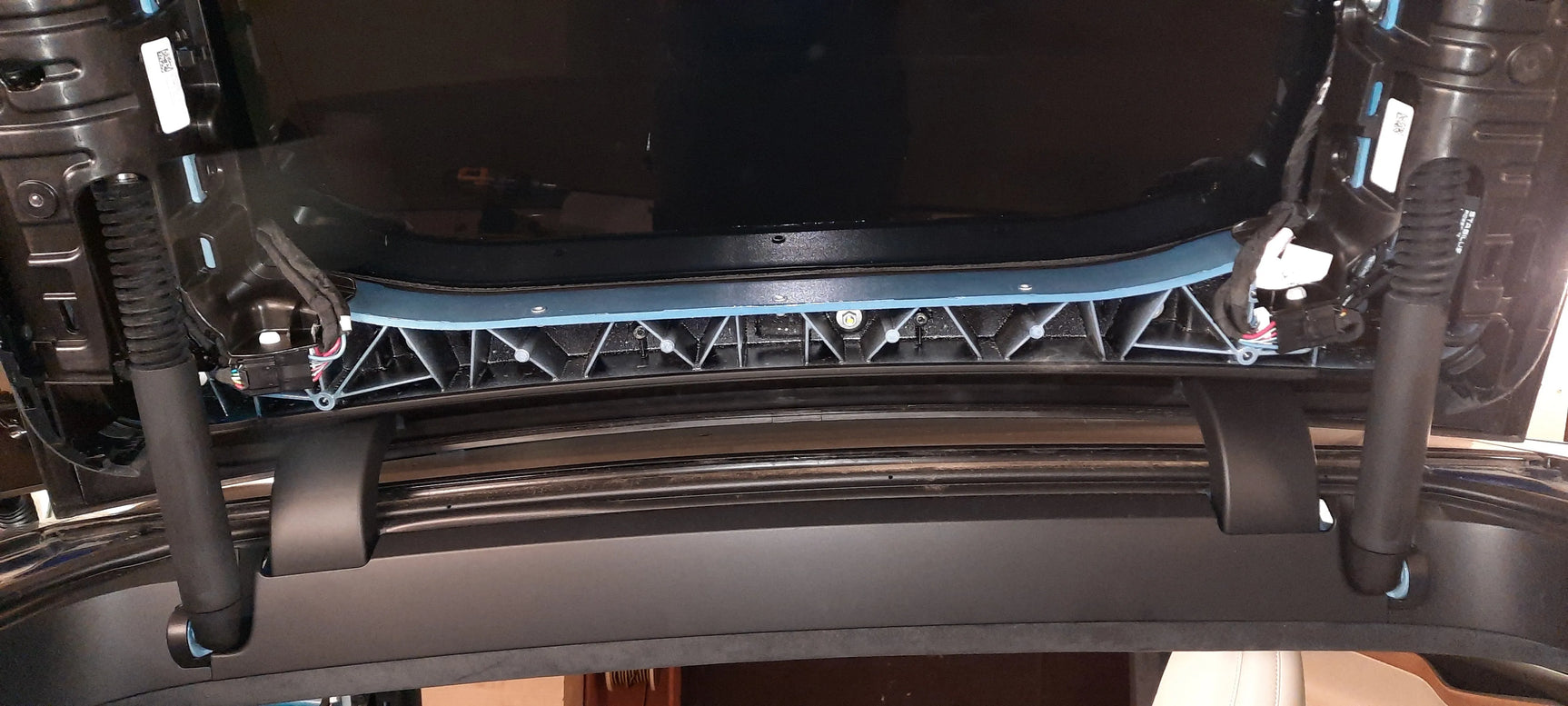 Tesla Model X Pilna garso izoliacija - Atidarytas dangtis su amortizatoriais ir laidais