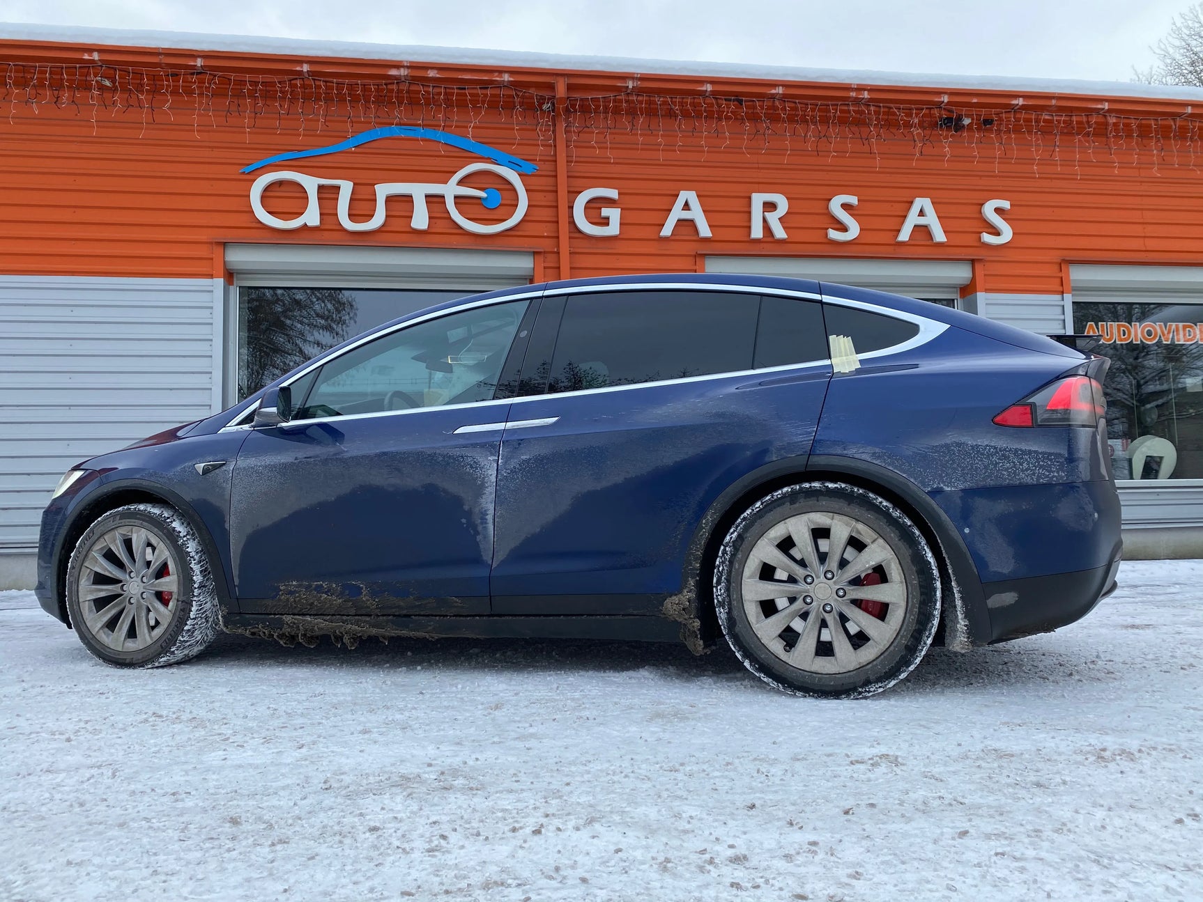 Tesla Model X Pilna garso izoliacija - Mėlynas automobilis su sniegu ant ratų