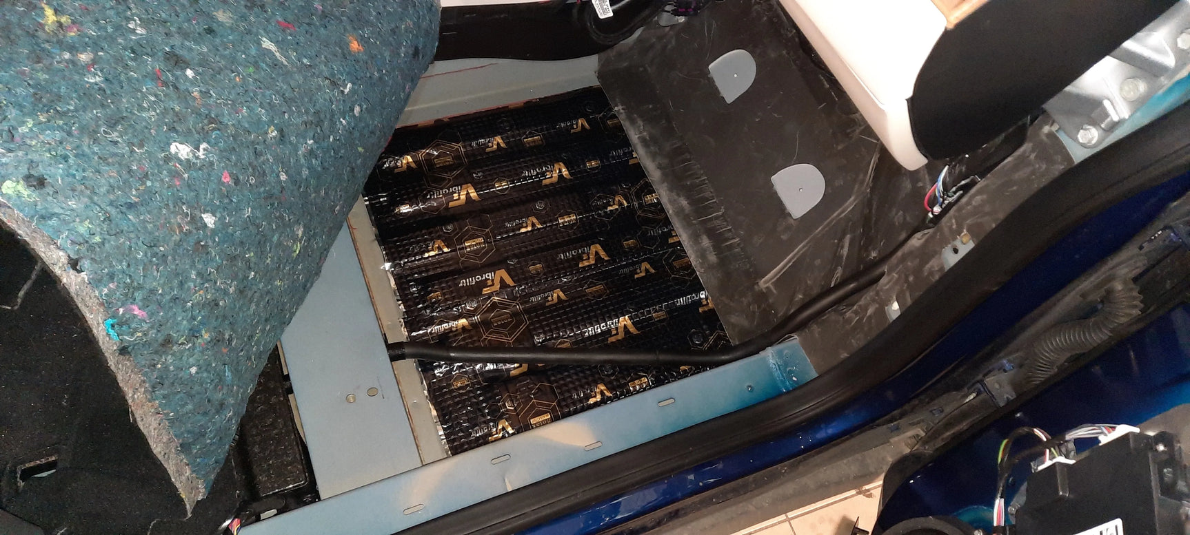 Tesla Model X Pilna garso izoliacija