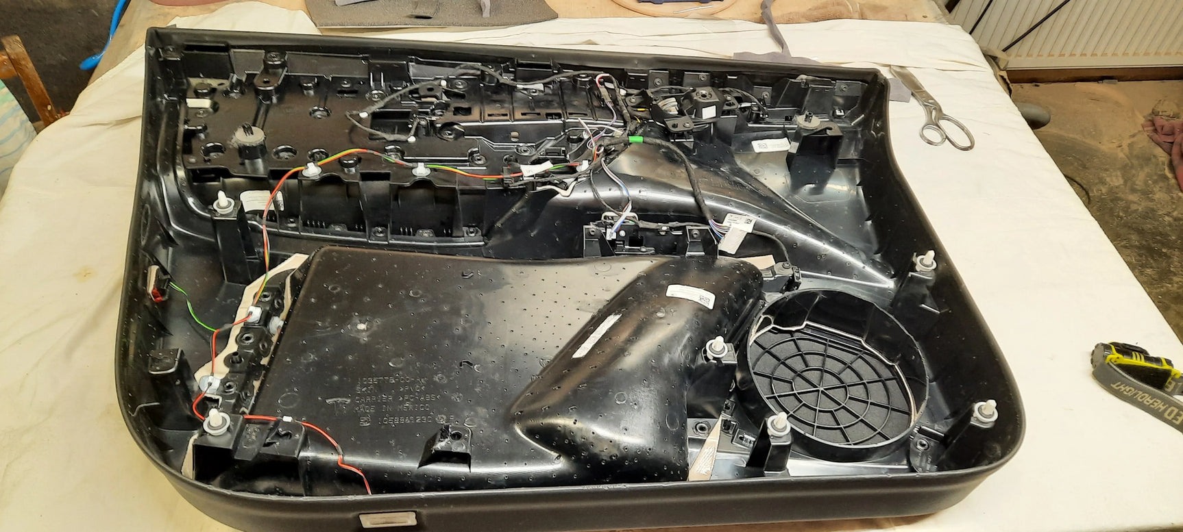 Tesla Model X Pilna garso izoliacija