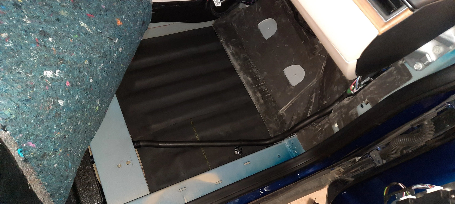 Tesla Model X Pilna garso izoliacija - Garso izoliacijos medžiaga ir laidai