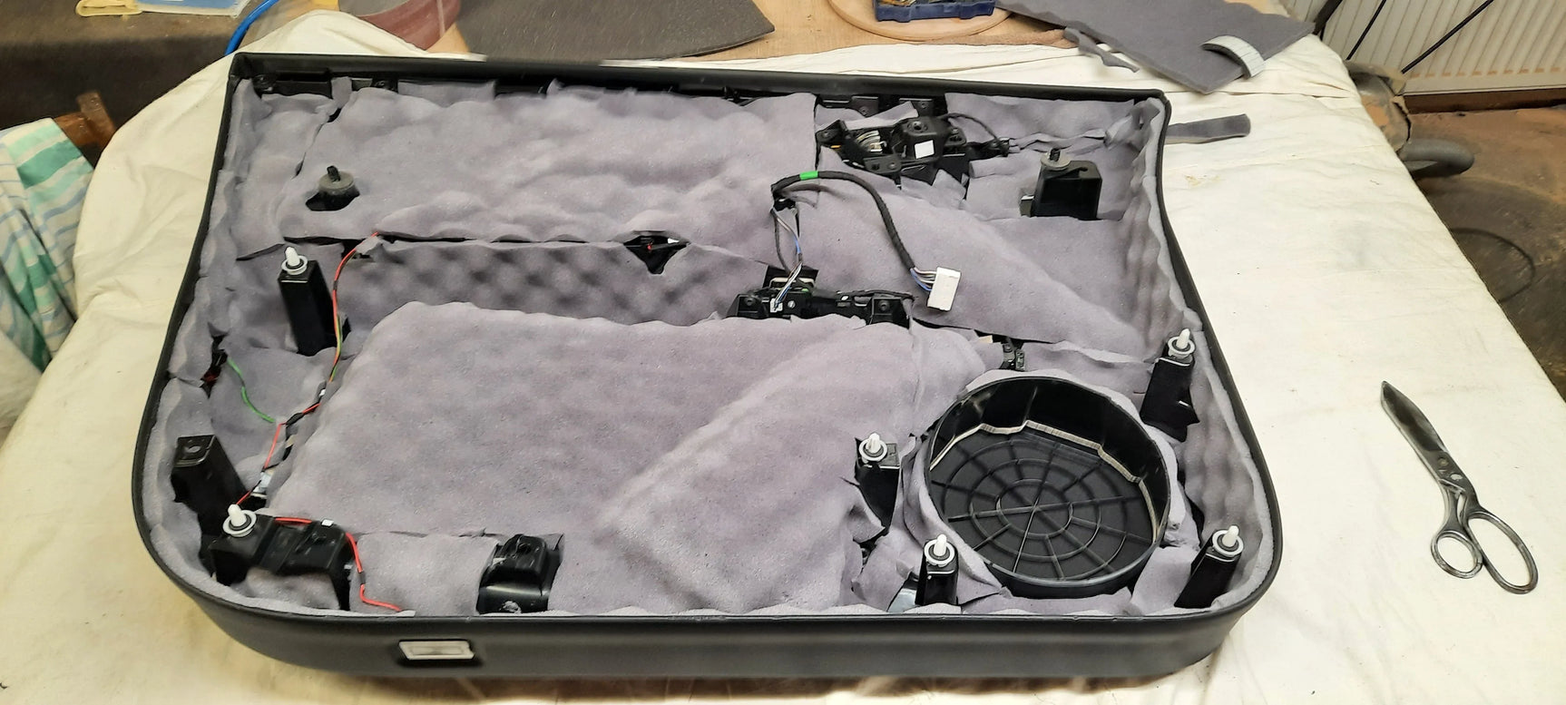 Tesla Model X Pilna garso izoliacija