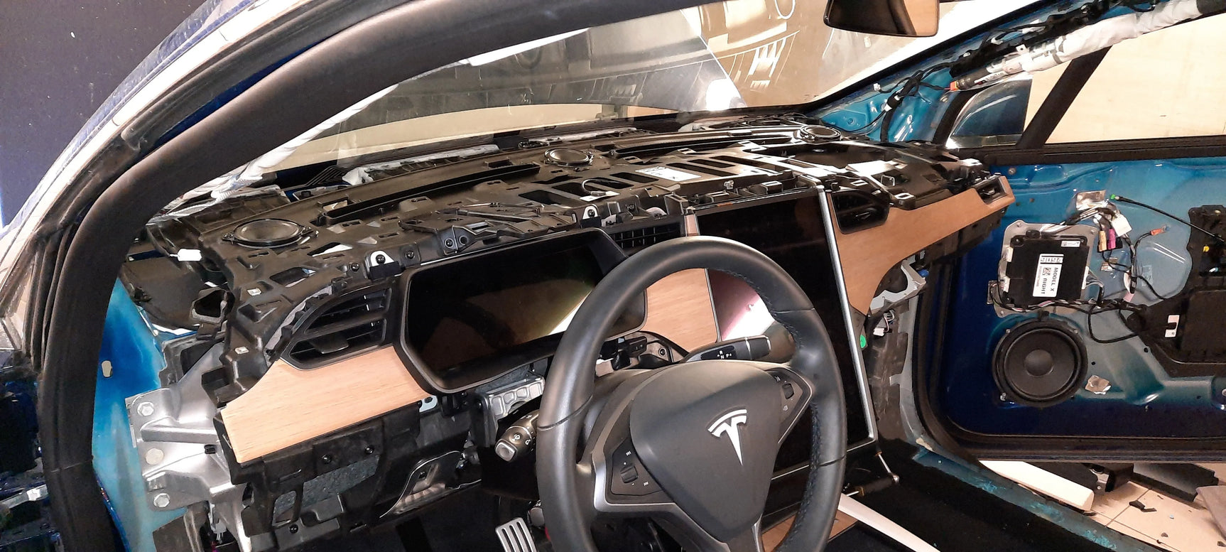 Tesla Model X Pilna garso izoliacija - Prietaisų skydelis išmontuotas, matosi laidai ir garsiakalbiai