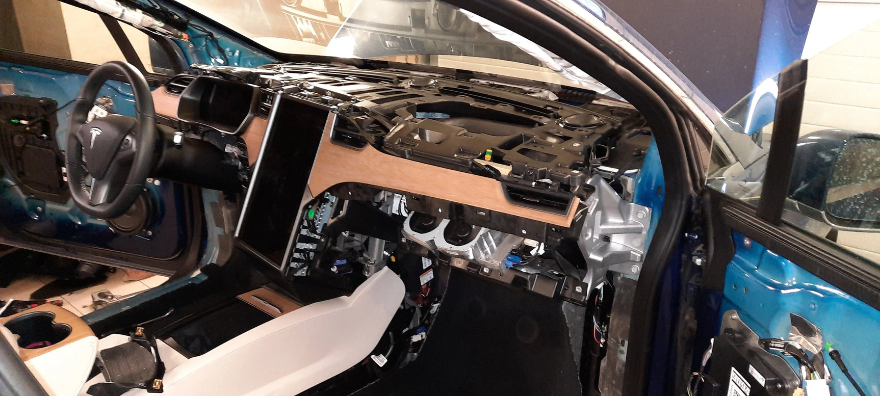 Tesla Model X Pilna garso izoliacija - Išardytas automobilio salonas su laidais