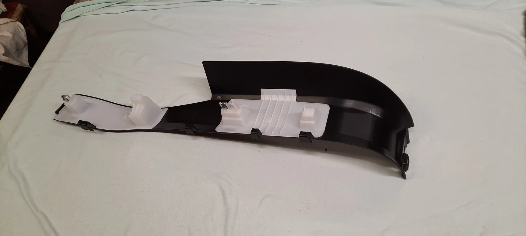 Tesla Model X Pilna garso izoliacija - Juodas plastiko elementas su baltomis detalėmis