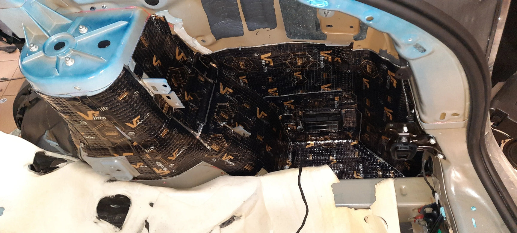 Tesla Model X Pilna garso izoliacija - Automobilio dugnas su garso izoliacija