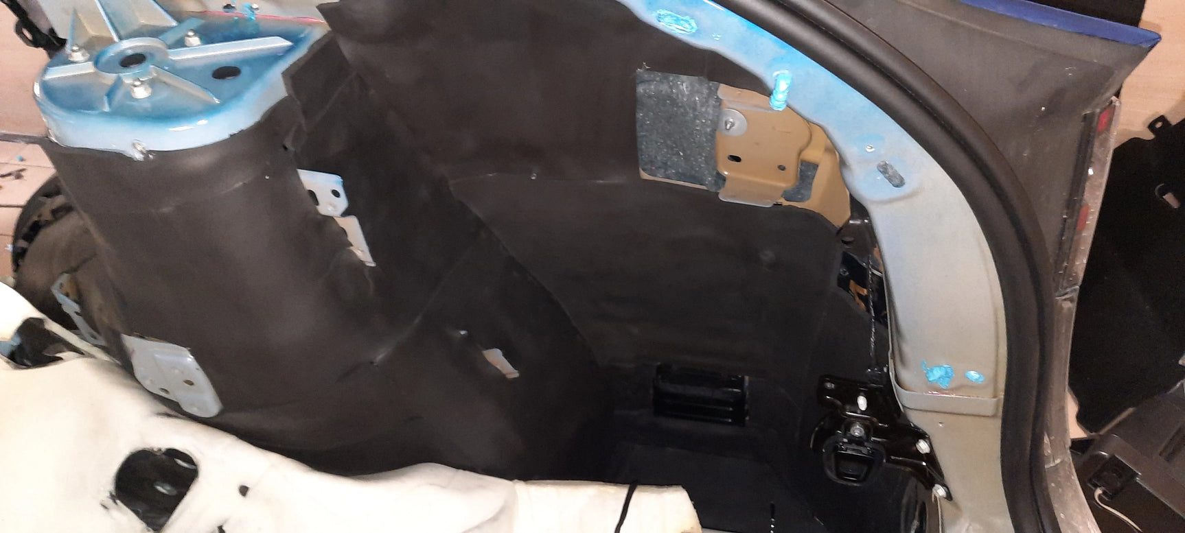 Tesla Model X Pilna garso izoliacija - vidinė bagažinės pusė su izoliacija