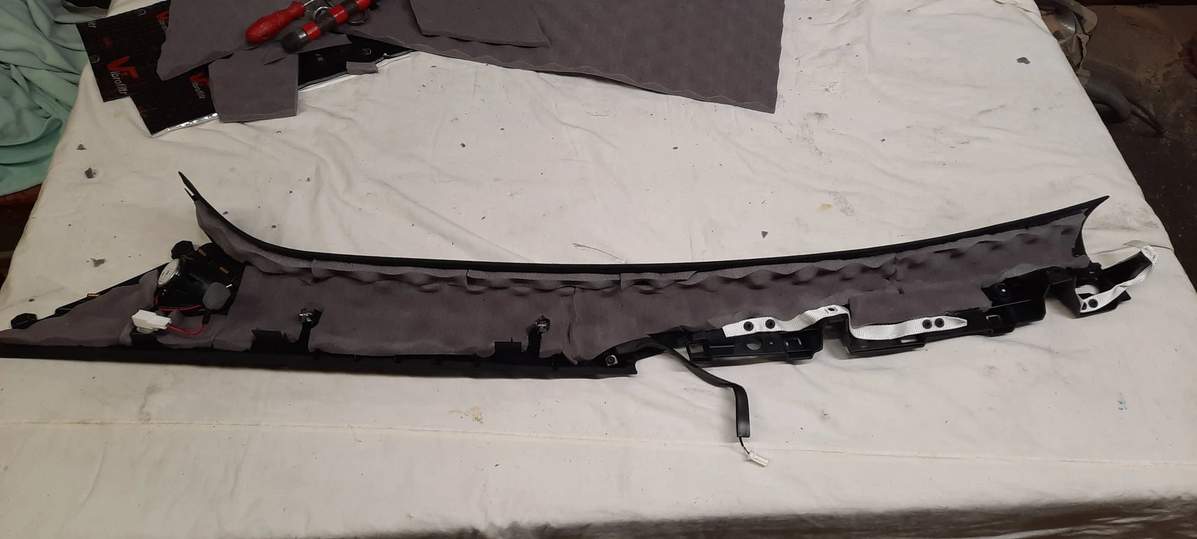 Tesla Model X Pilna garso izoliacija