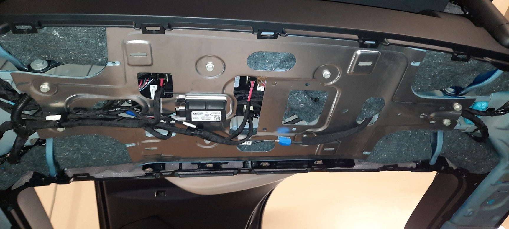 Tesla Model X Pilna garso izoliacija - vidinė panelė su laidais ir izoliacija