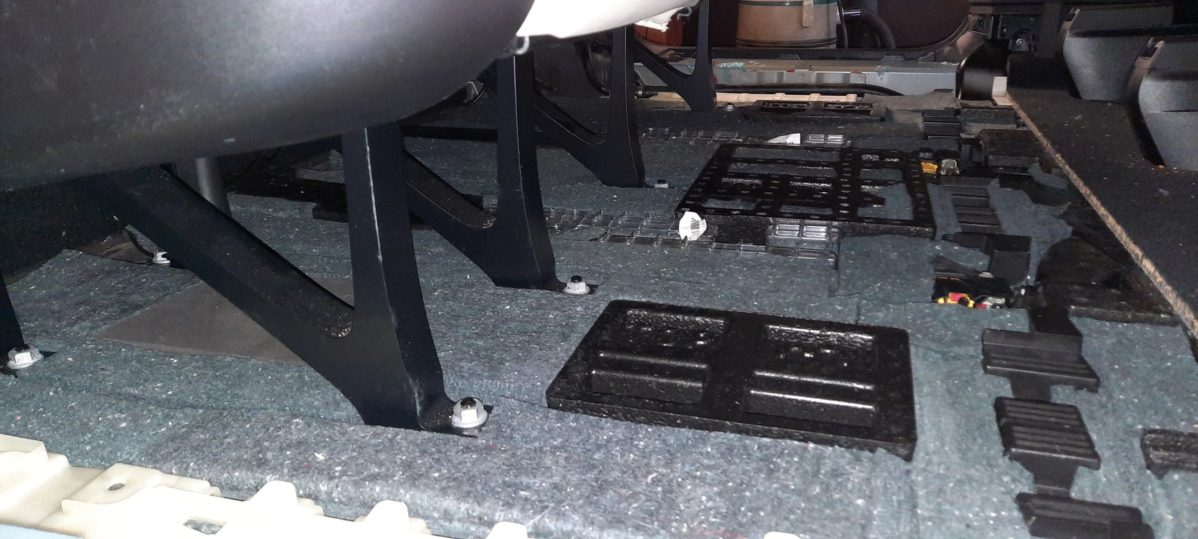 Tesla Model X Pilna garso izoliacija