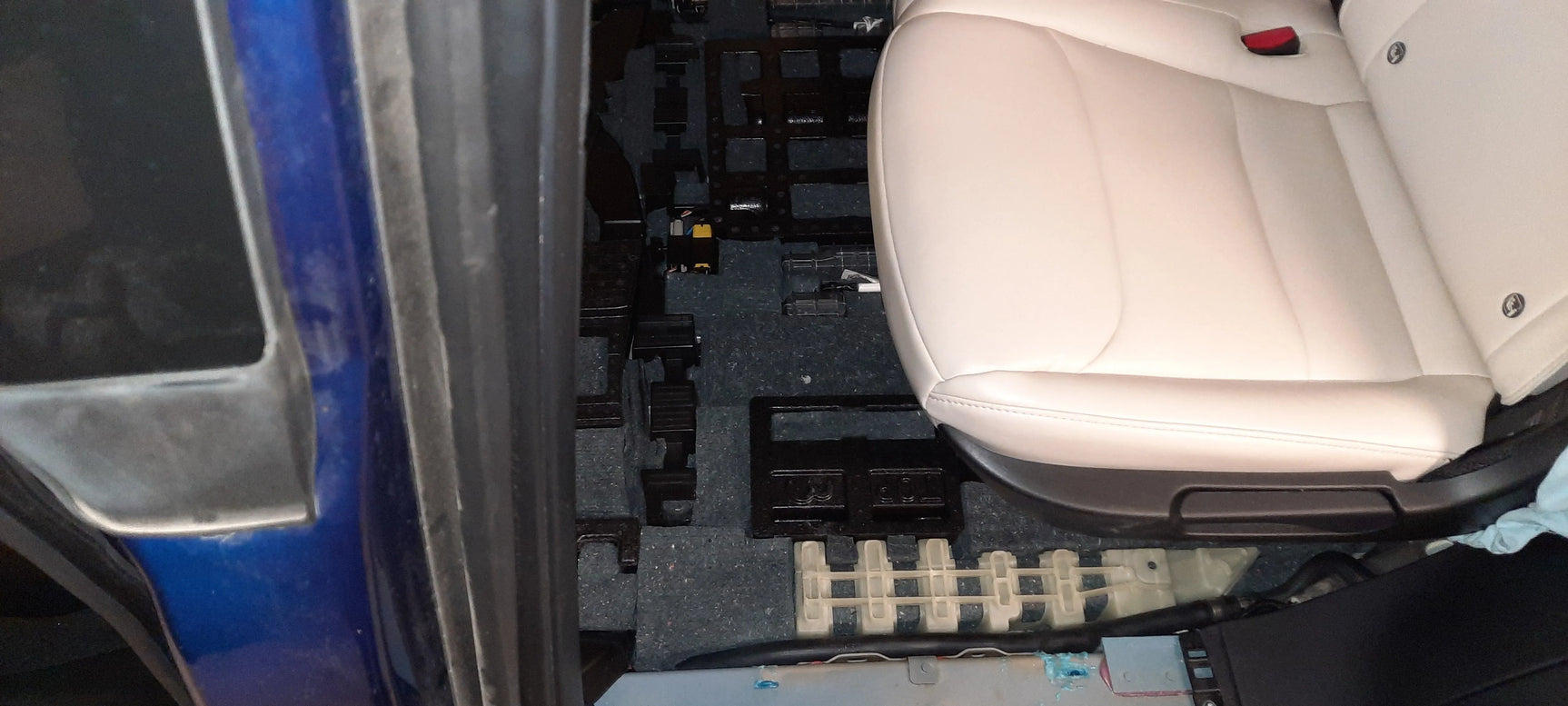 Tesla Model X Pilna garso izoliacija