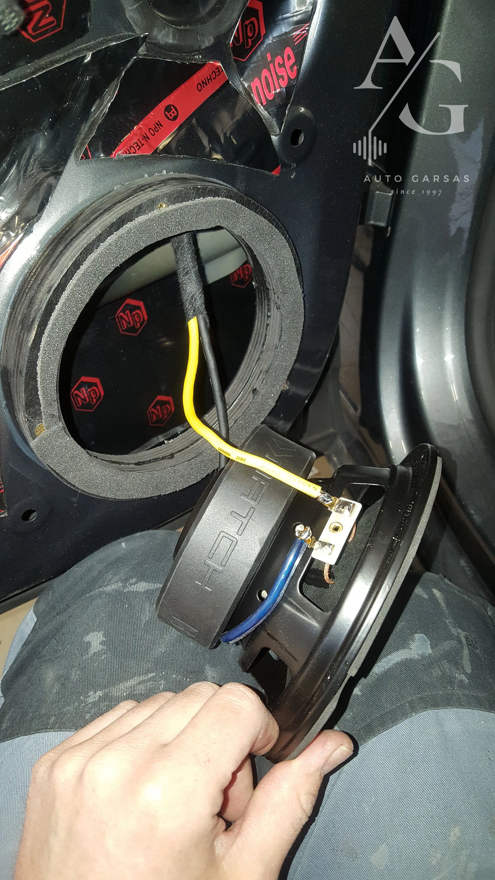 VW Amarok, garso aparatūra ir dalinė garso izoliacija