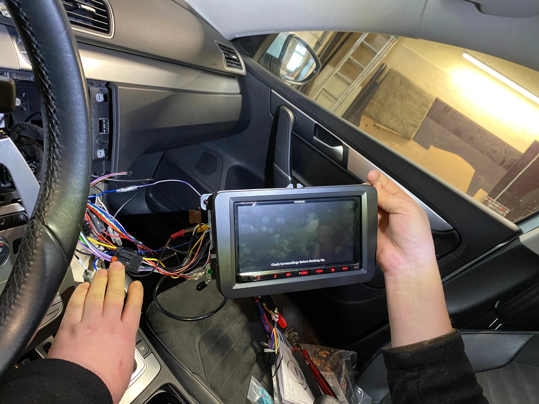 VW Passat multimedijos montavimas ir sąsaja su automobilio elektronika