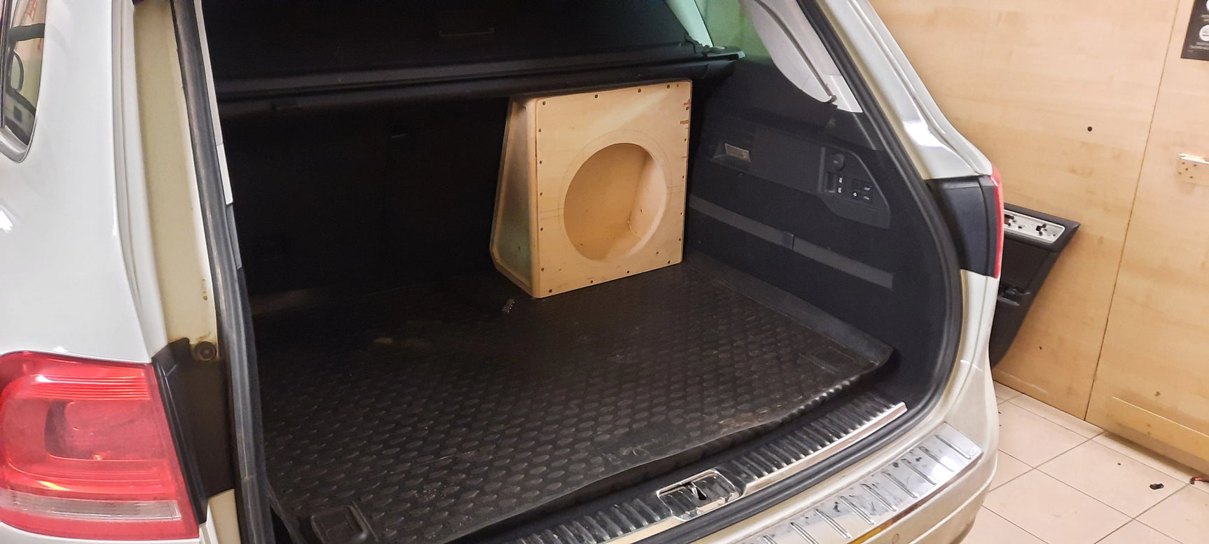 VW Toureg garso aparatūra ir garso izoliacija