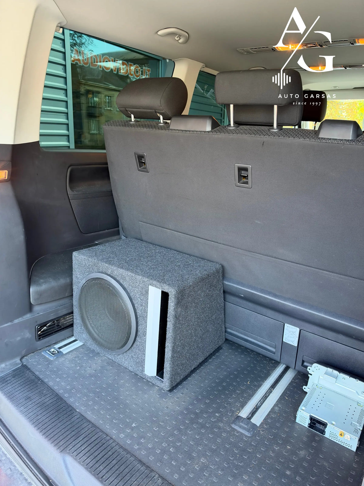 Žemų dažnių garsiakalbis dėžėje VW Caravelle / Multivan bagažinės šone - garso sistemos montavimas