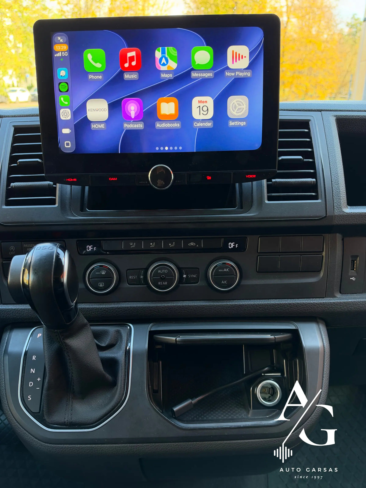 Kenwood DMX9724XDS multimedija su Apple CarPlay VW Multivan centrinėje konsolėje