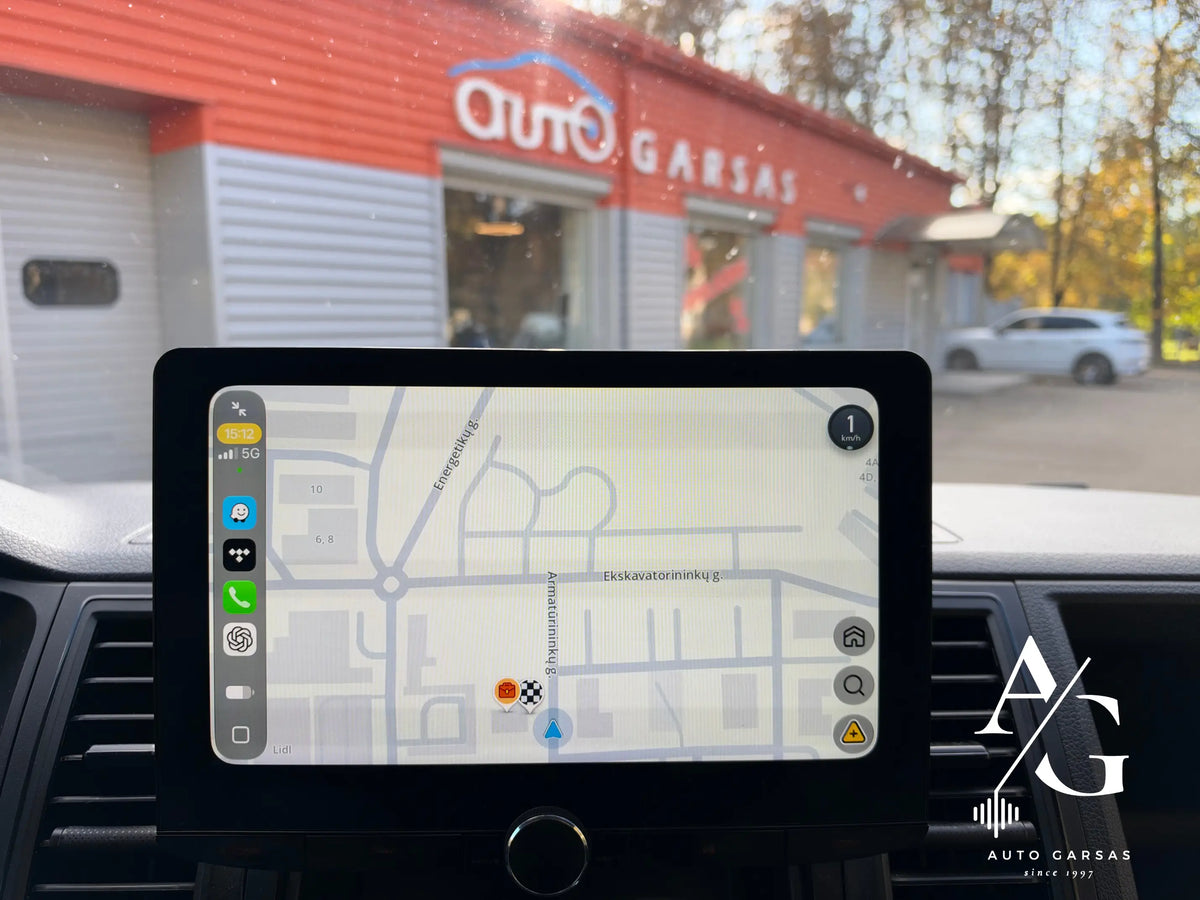 Kenwood multimedijos ekrane rodoma WAZE navigacija VW Caravelle / Multivan automobilyje