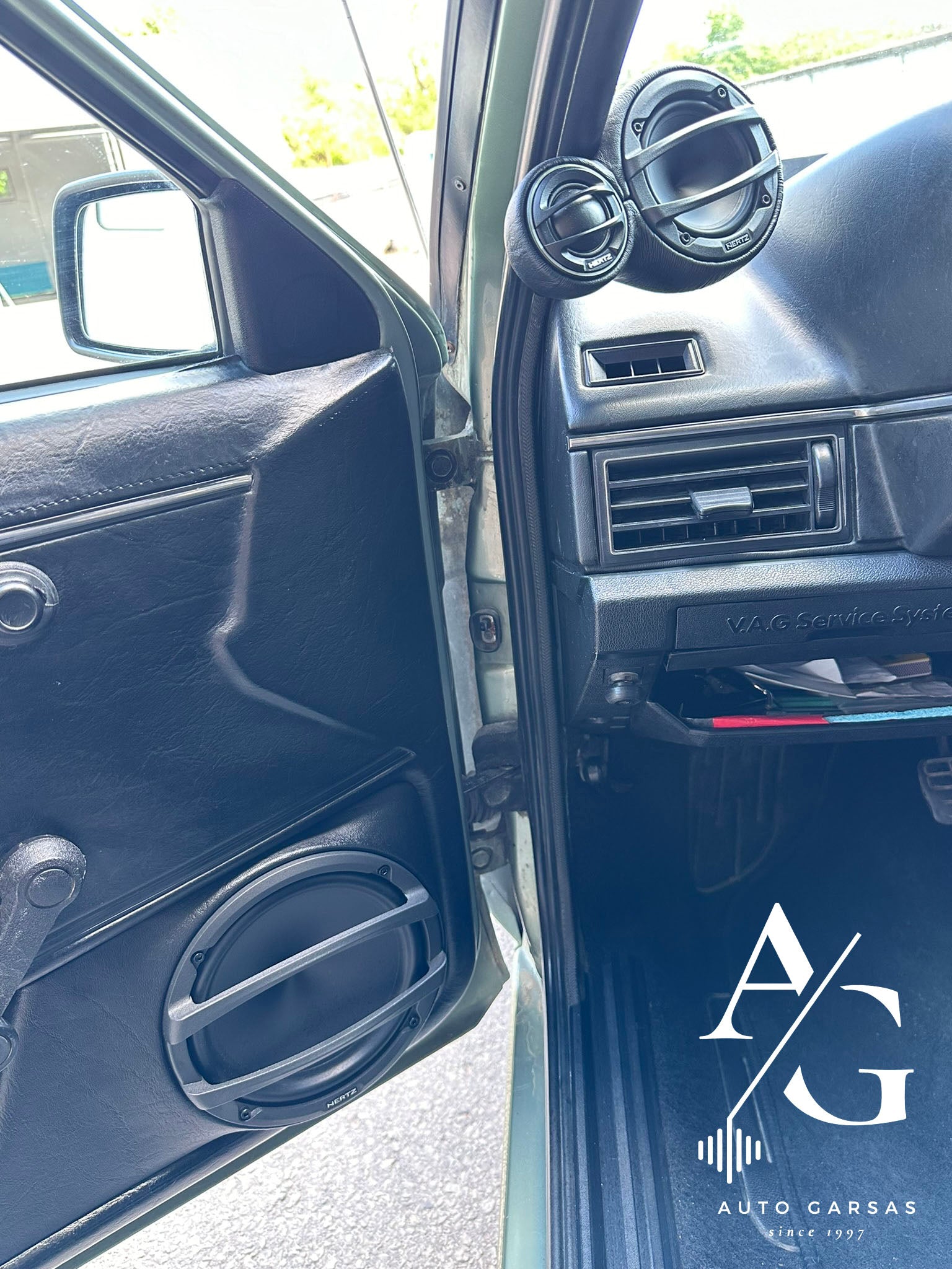 VW Passat 1983m Sumontuoti trijų juostų Hertz komponentiniai garsiakalbiai