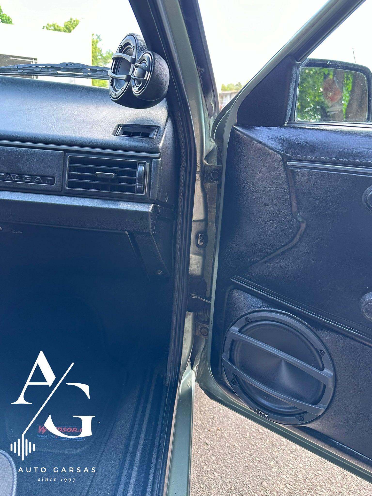 VW Passat 1983m Sumontuoti trijų juostų Hertz komponentiniai garsiakalbiai dešinėje pusėje