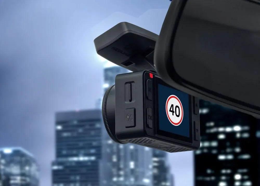 Vaizdo registratorius Neoline G-TECH X77, su greičio ženklų atpažinimo funkcija, bei įspėjimu apie greičio viršijimą.