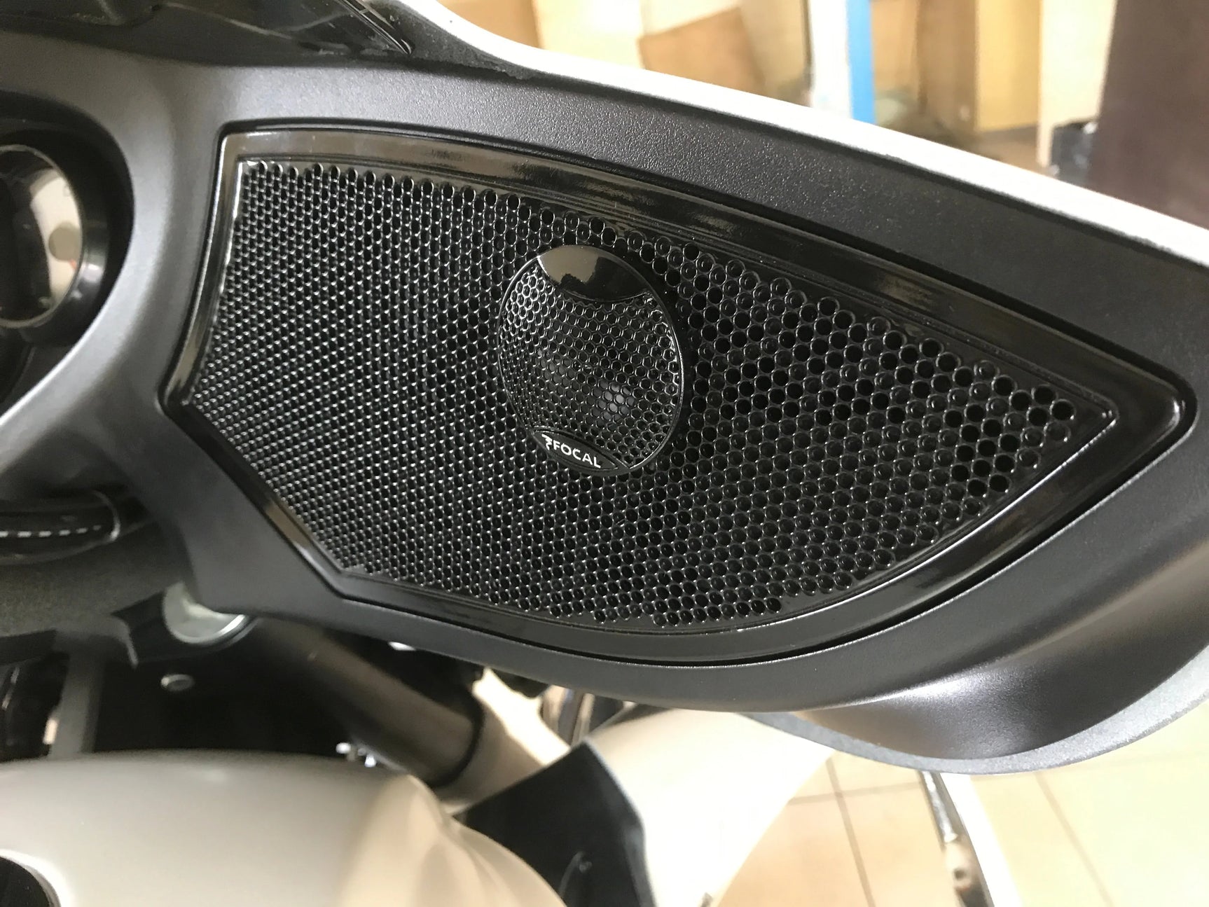 Victory motocikle garsiakalbių montavimas