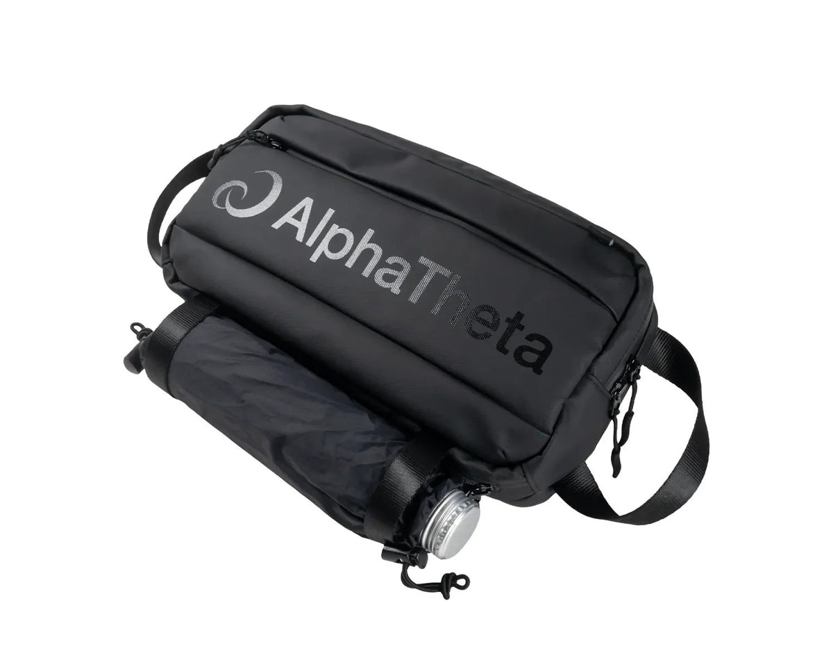 AlphaTheta DJC-CB BAG - Juoda rankinė su vandens buteliu šone