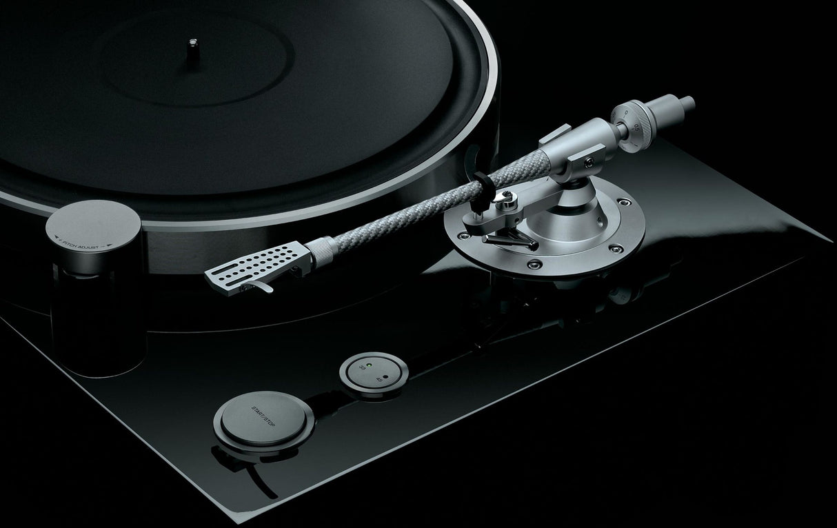 Yamaha GT-5000 aukščiausios klasės plokštelių grotuvas - Detalus vaizdas su tonearm ir plokštelės sukimo valdikliais