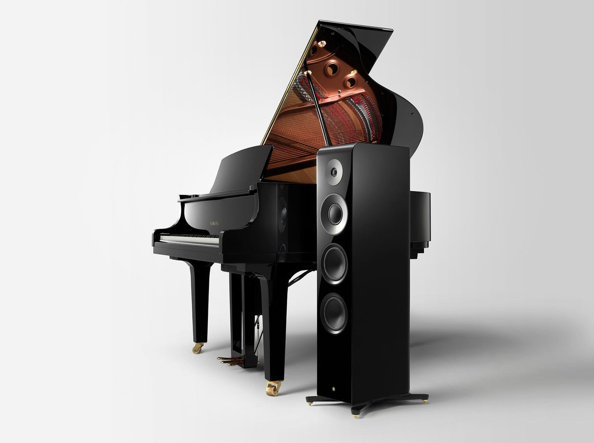 Yamaha NS-2000A Piano black - fortepijonas su atidarytu dangčiu ir garsiakalbis