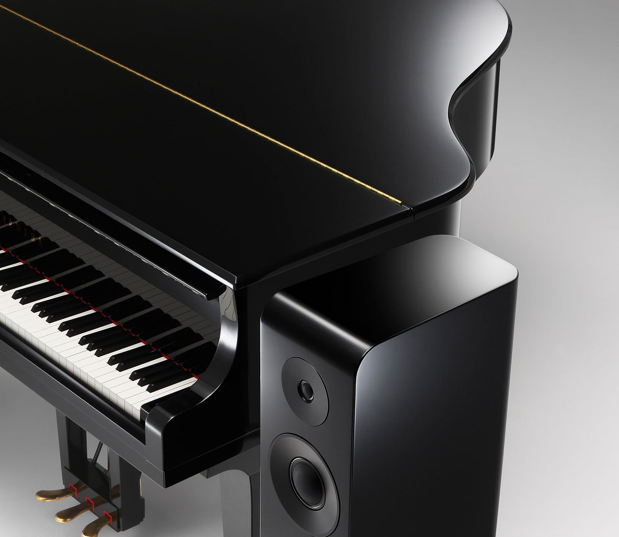 Yamaha NS-2000A Piano black - garsiakalbis šalia fortepijono klaviatūros