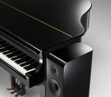 Yamaha NS-2000A Piano black - garsiakalbis šalia fortepijono klaviatūros