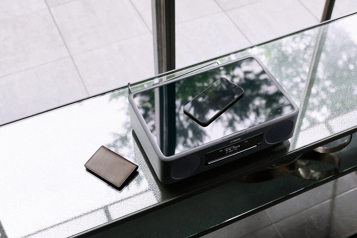 Yamaha TSX-N237DBL - telefonas ir piniginė ant prietaiso viršaus