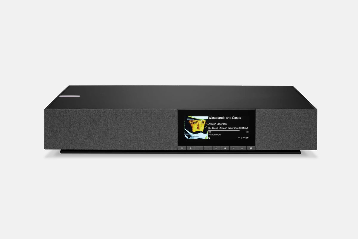 Cambridge Audio EVO One, Viskas viename išmani belaidė kolonėlė su HDMI eARC - Priekinis vaizdas su grojančiu takeliu