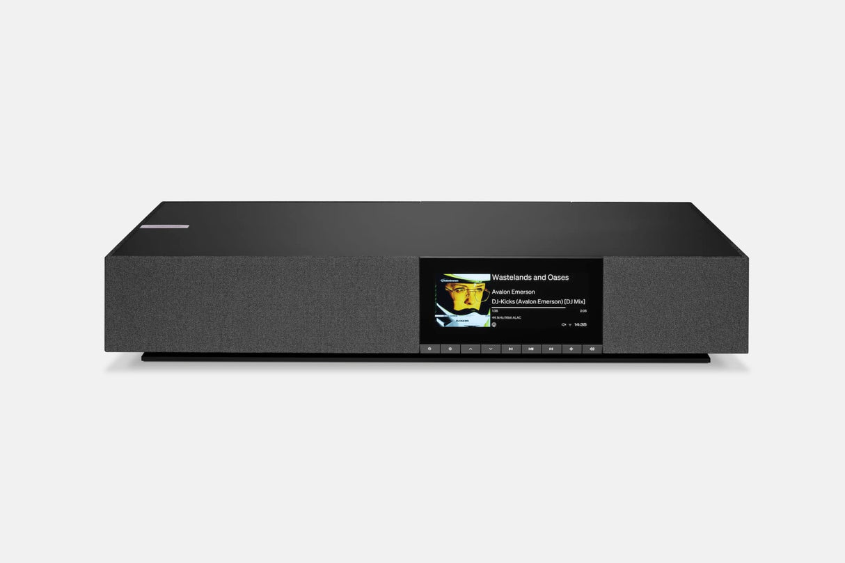 Cambridge Audio EVO One, Viskas viename išmani belaidė kolonėlė su HDMI eARC - Priekinis vaizdas su grojančiu takeliu