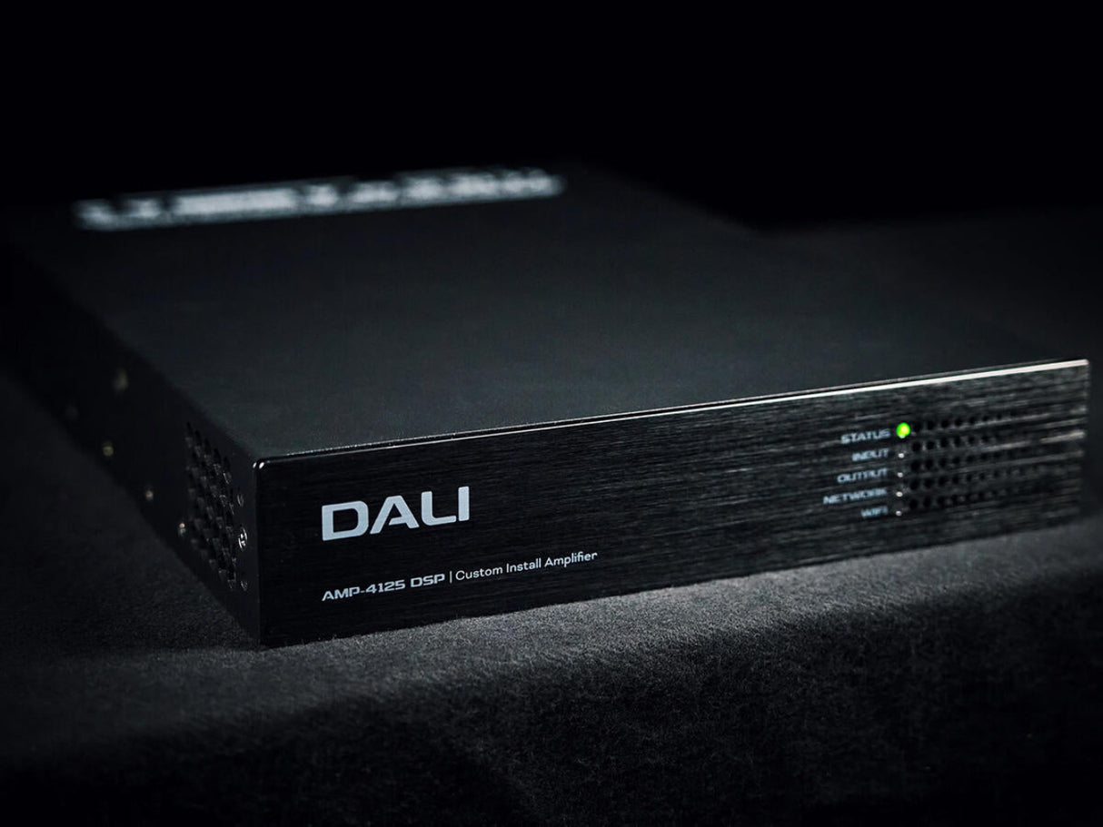 Dali PHANTOM CI AMP-4125 DSP, integruotas stiprintuvas - priekinė panelė su indikatoriais ir logotipu