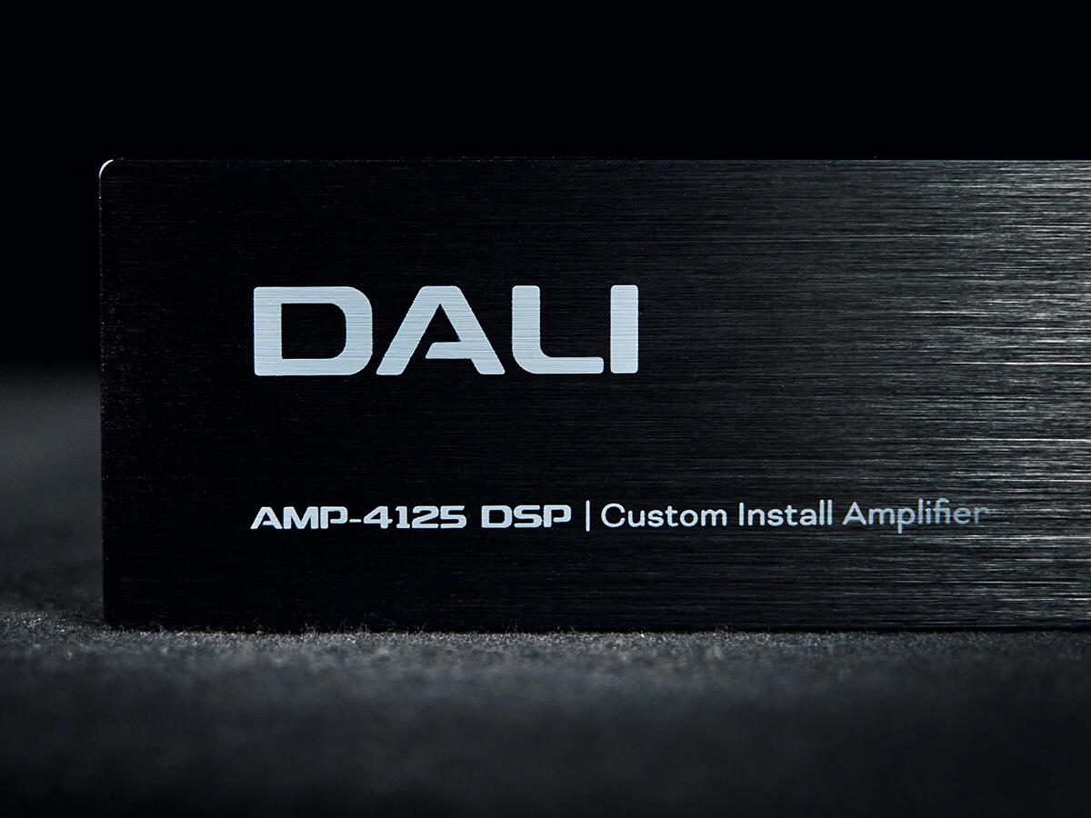 Dali PHANTOM CI AMP-4125 DSP, integruotas stiprintuvas - detalus priekinės panelės vaizdas su užrašais