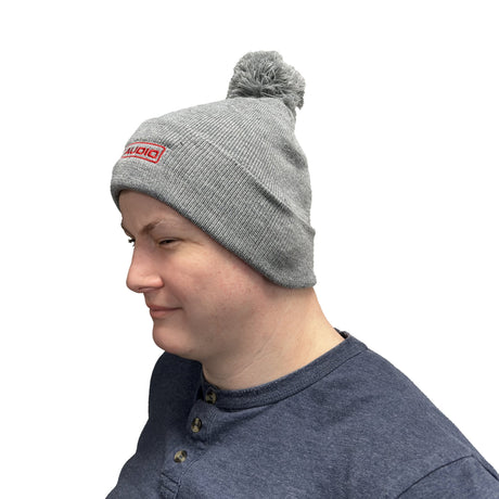 DD Audio Hockey Beanie Gray - Šoninis vaizdas su logotipu ir pomponu
