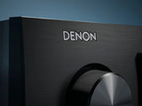 Denon AVC-X3900H, 9.4 kanalų namų kino stiprintuvas su Dolby Atmos, 4K/8K ir HEOS - Šešiakampis mygtukas, Denon logotipas, šlifuotas paviršius