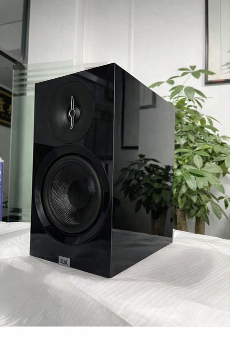 ELAC Debut 3.0 DB63 100th Anniversary, lentyninės garso kolonėlės - Juodas blizgus korpusas, sidabrinis logotipas priekyje