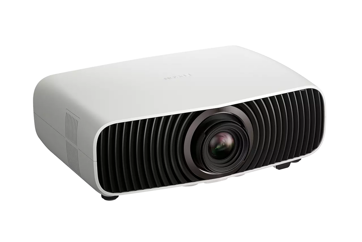 Epson EH-LS7500, 4K 3LCD lazerinis mažo atstumo namų kino projektorius - Projektorius iš kampo, matosi objektyvas