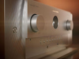 Marantz CINEMA 50 S2 (SERIES 2), 9.4 kanalų namų kino stiprintuvas - Sidabrinis korpusas, dideli valdymo ratukai, mygtukų eilė