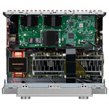 Marantz CINEMA 50 S2 (SERIES 2), 9.4 kanalų namų kino stiprintuvas - Atidarytas korpusas, matyti transformatorius ir plokštės