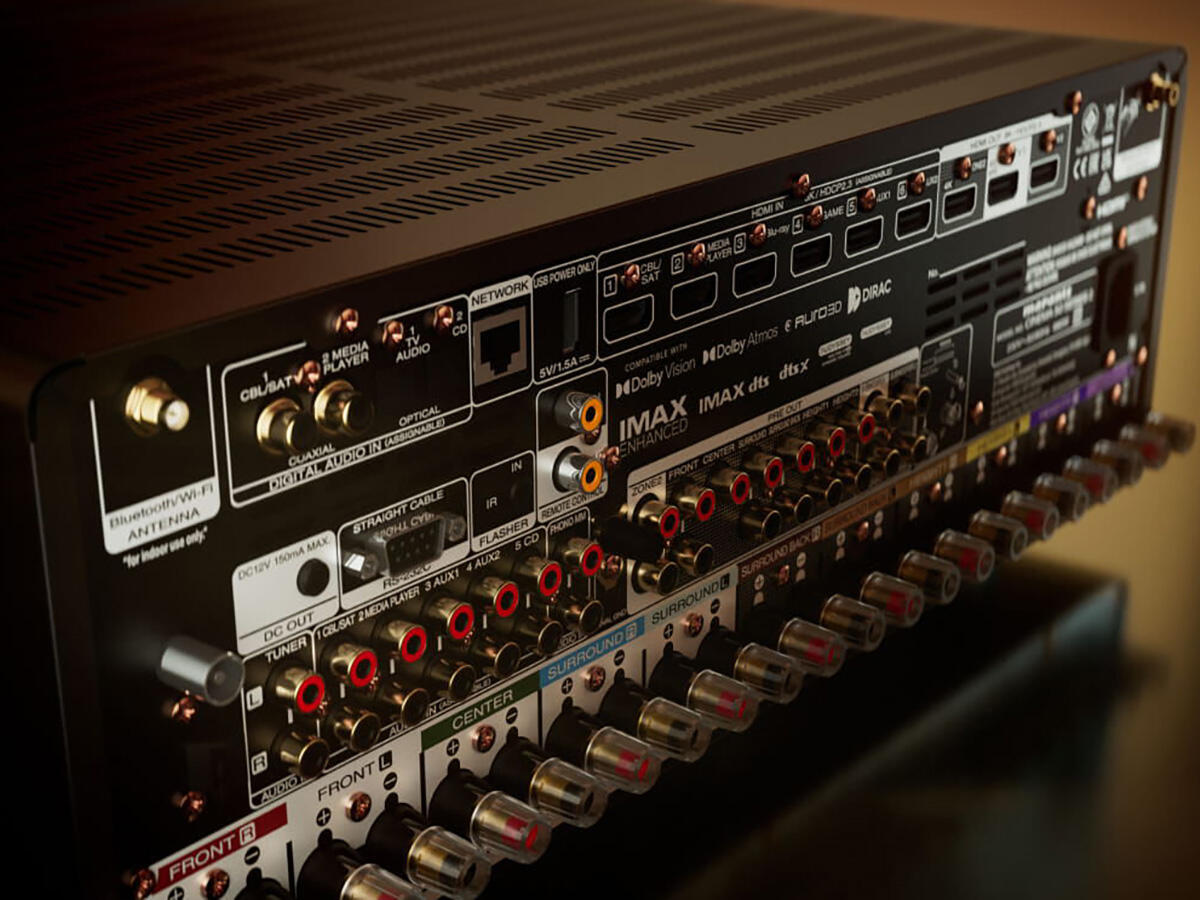 Marantz CINEMA 50 S2 (SERIES 2), 9.4 kanalų namų kino stiprintuvas - Gausybė jungčių ir logotipų ant galinės dalies