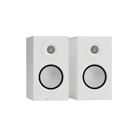 Monitor Audio Silver 50 8G, lentyninės garso kolonėlės - Baltos, kampu parodytos kolonėlės, logotipas apačioje