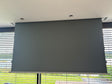 SCREENLINE 108″ (240 × 135 cm), motorizuotas į lubas įleidžiamas projekcinis ekranas su pilna automatika