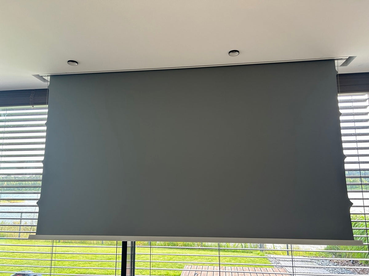 SCREENLINE 108″ (240 × 135 cm), motorizuotas į lubas įleidžiamas projekcinis ekranas su pilna automatika