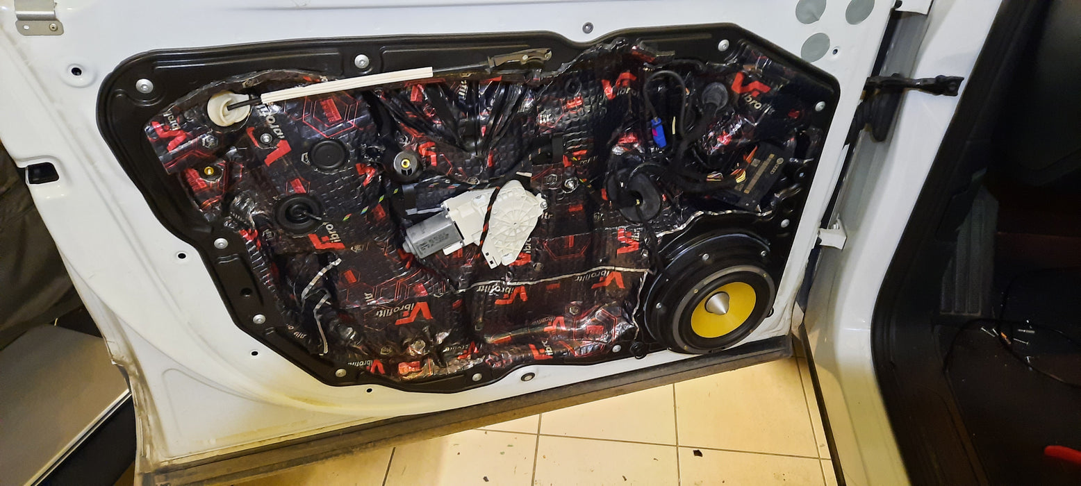 VW Toureg garso izoliacija ir garso aparatūra