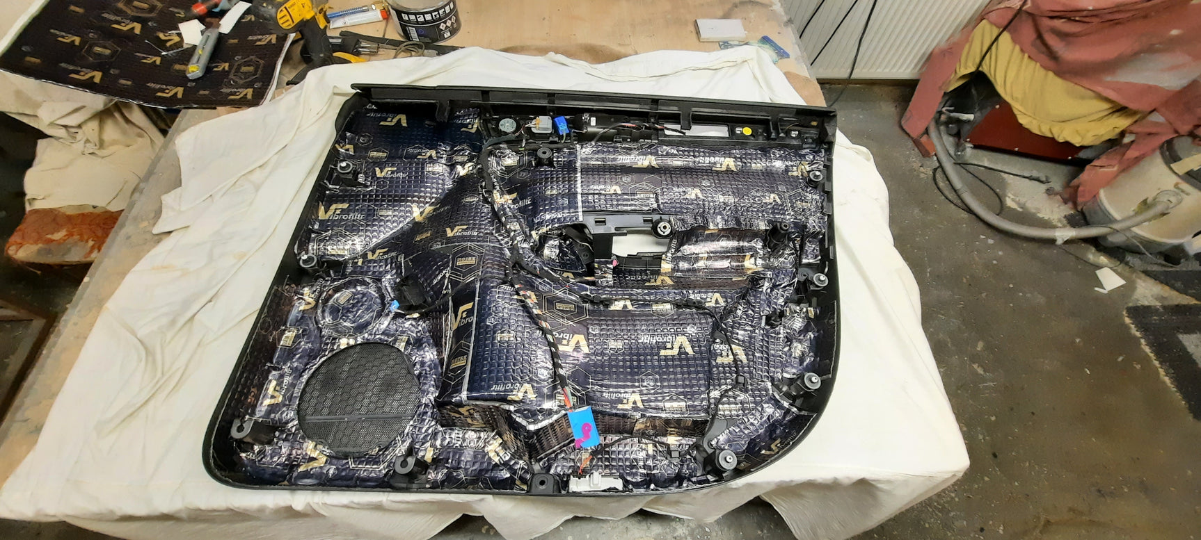 VW Toureg garso izoliacija ir garso aparatūra
