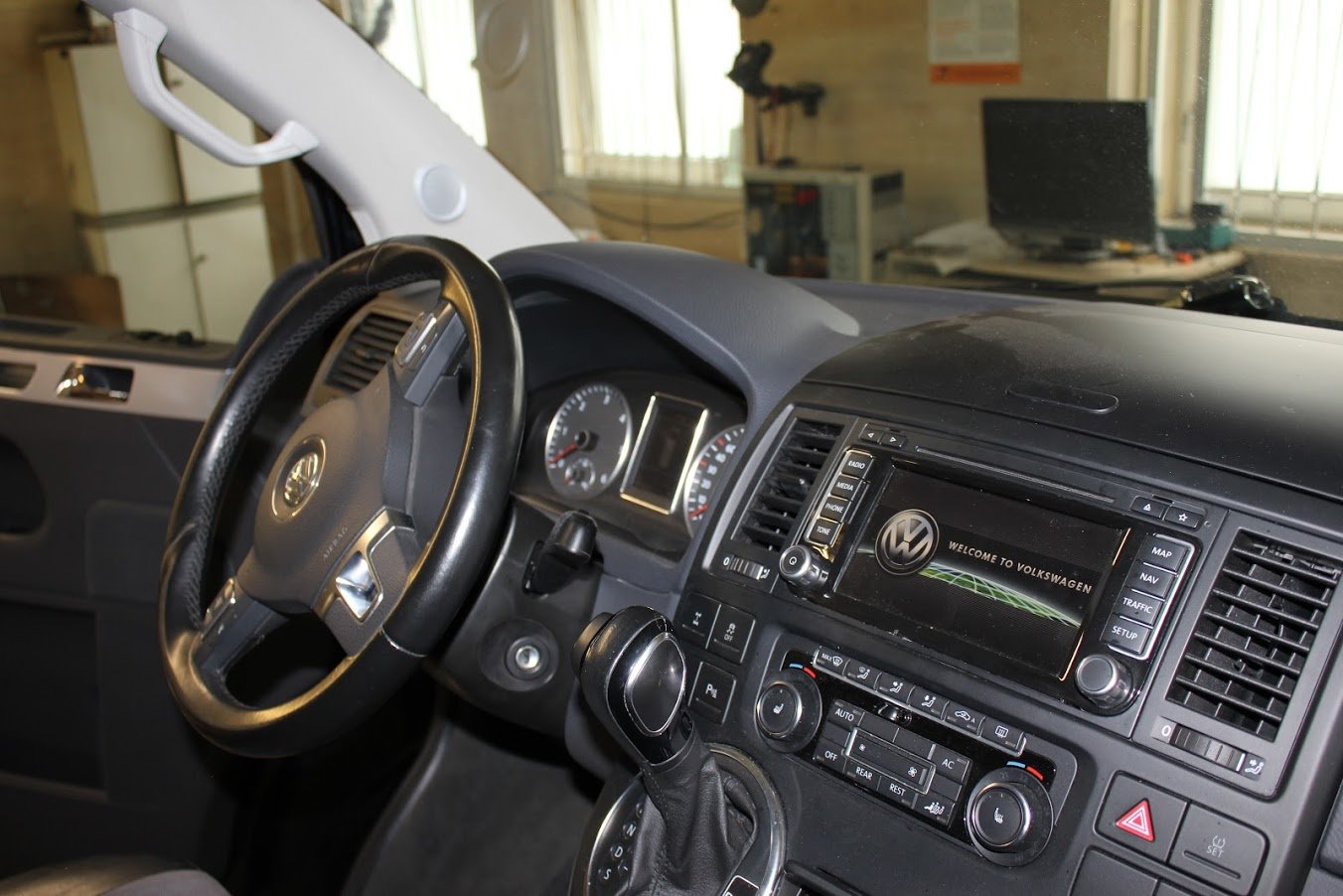 VW Multivan audio equipment 